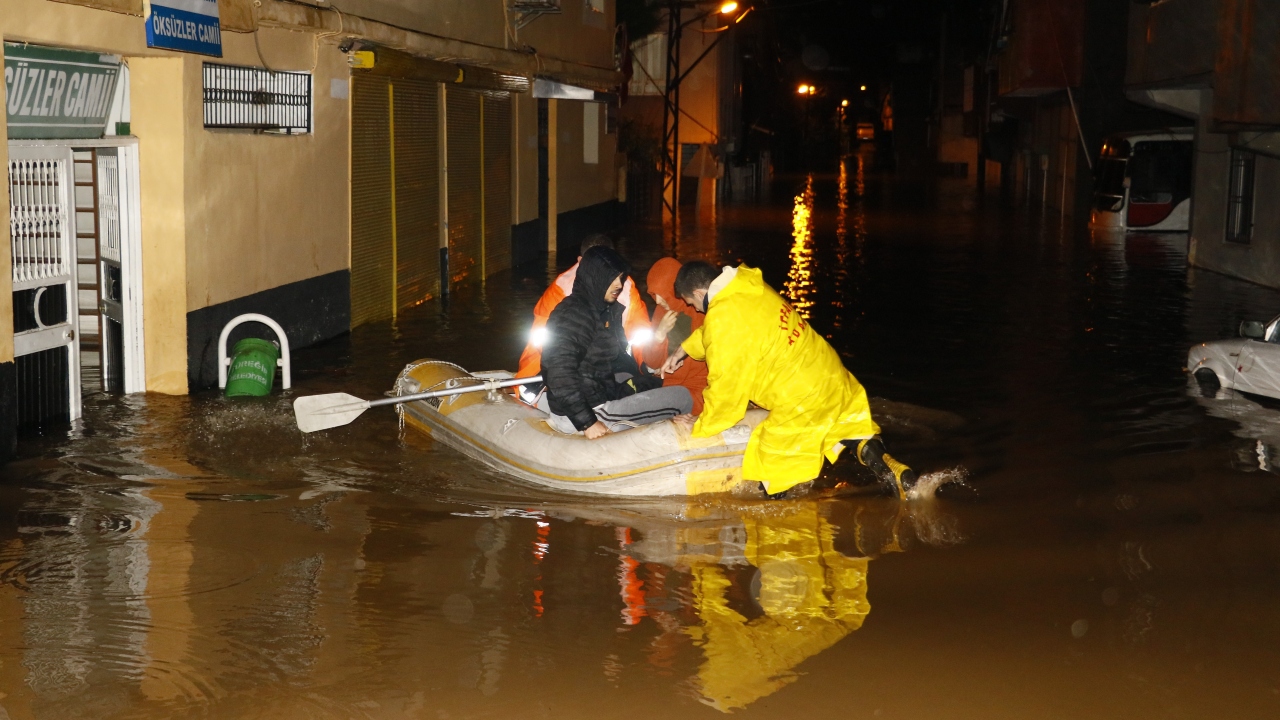 Mahalleye gelen itfaiye ekipleri bot ile mahsur kalan 9 kişiyi yanlarına giderek kurtardı.