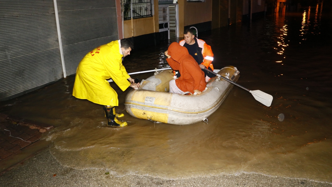İtfaiye ekiplerinin çevre mahallelerde çalışmaları devam ediyor.