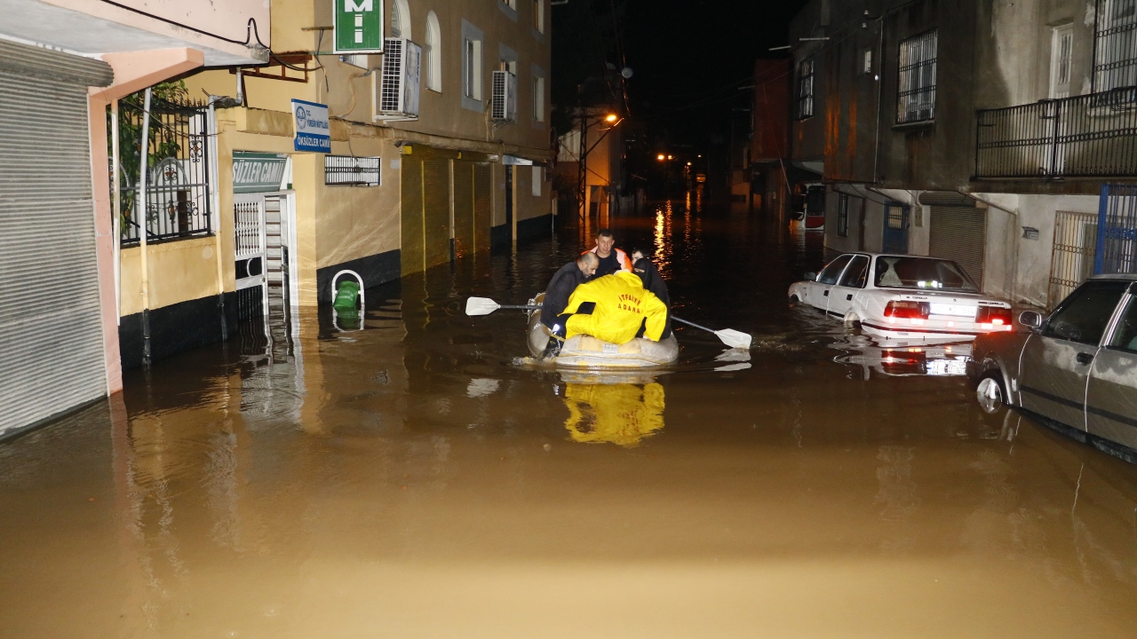 Gece boyunca etkisin devam ettiren sağanak yağış nedeniyle Yüreğir İlçesi Şehit Erkut Akbay Mahallesi sokaklarında 1 metre yüksekliğinde su birikintileri oluştu.