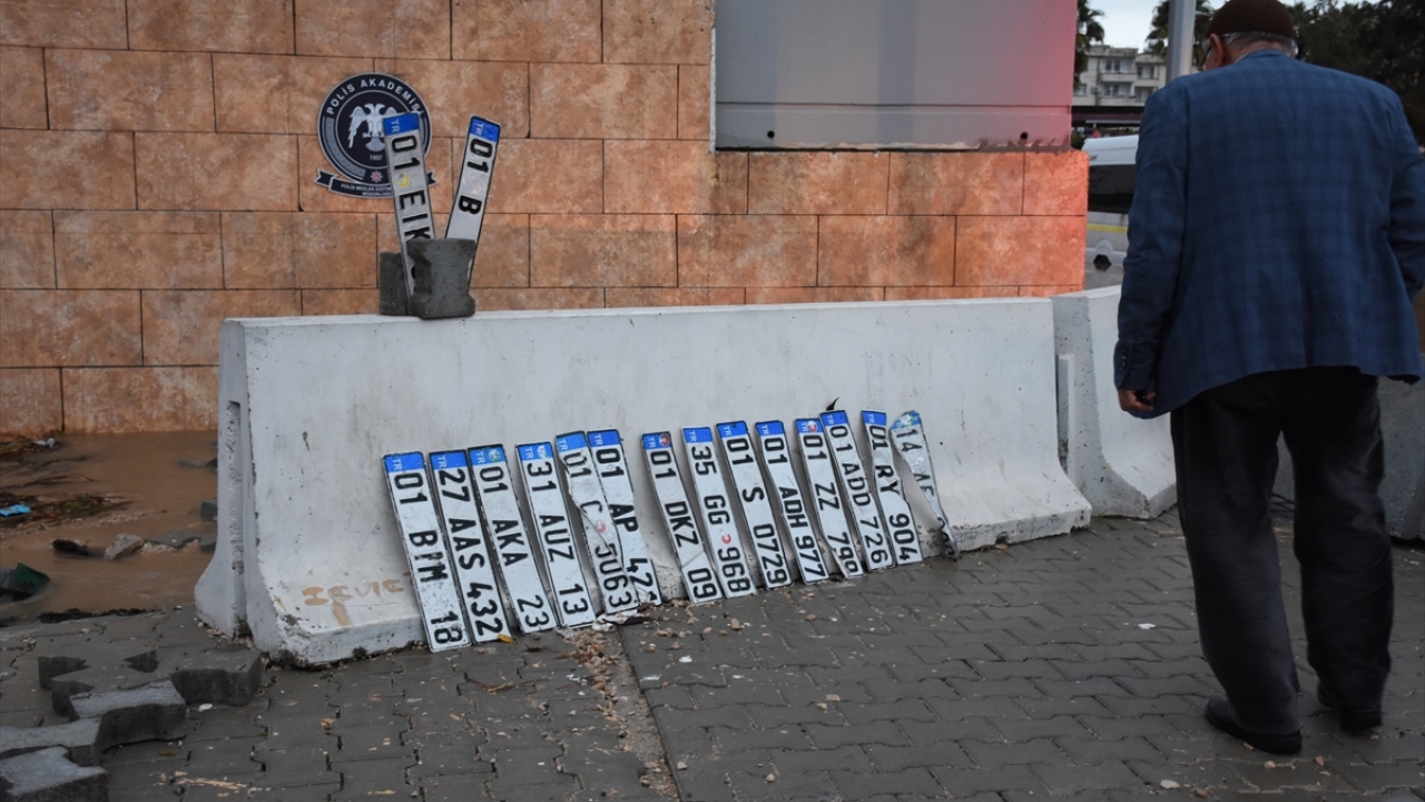 Bir kişi kaybolan araç plakasını bulmak için yol kenarına geldi.