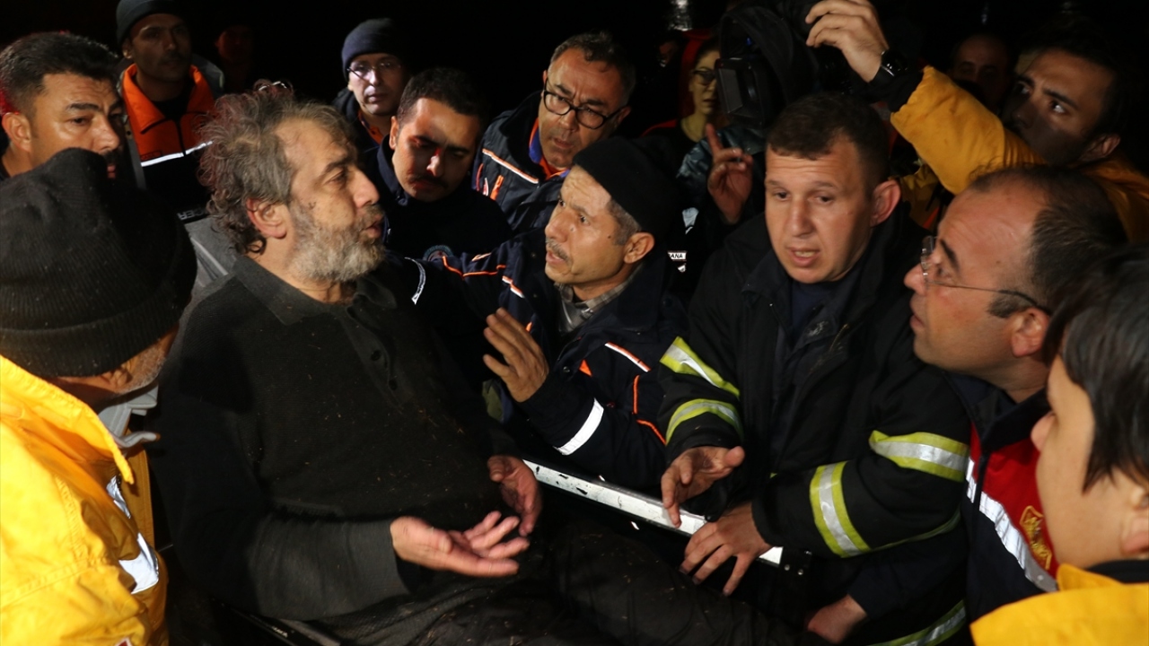 Adana`da sele kapılan otomobildeki 4 kişi kurtarıldı