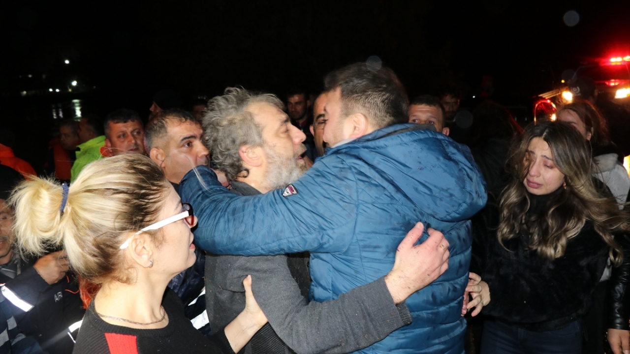 Alınan bilgiye göre, merkez Sarıçam ilçesi Kürkçüler Mahallesi`nin D-400 kara yoluna bağlantı kısmında plakası henüz belirlenemeyen bir otomobil sağanak nedeniyle oluşan sele kapıldı. 