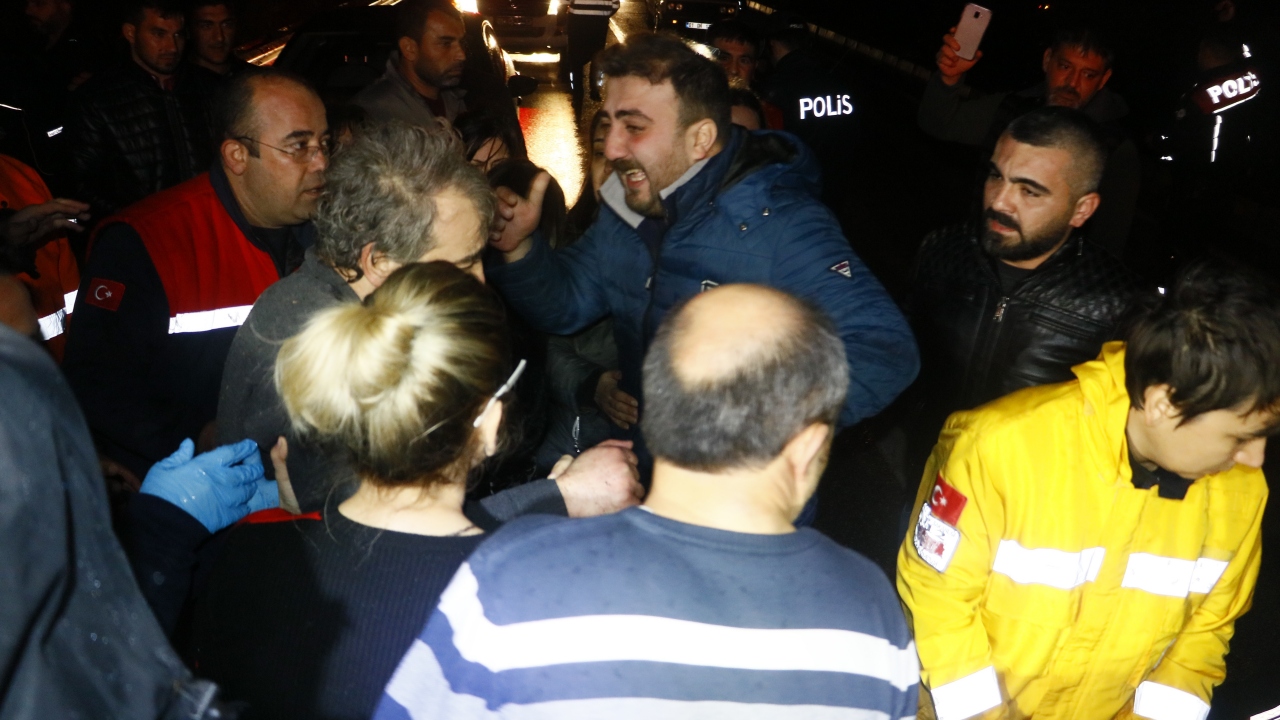 Bölgeye sevk edilen AFAD ve itfaiye ekipleri de sele kapılan diğer 2 kişiyi kurtarmak için çalışma başlattı.