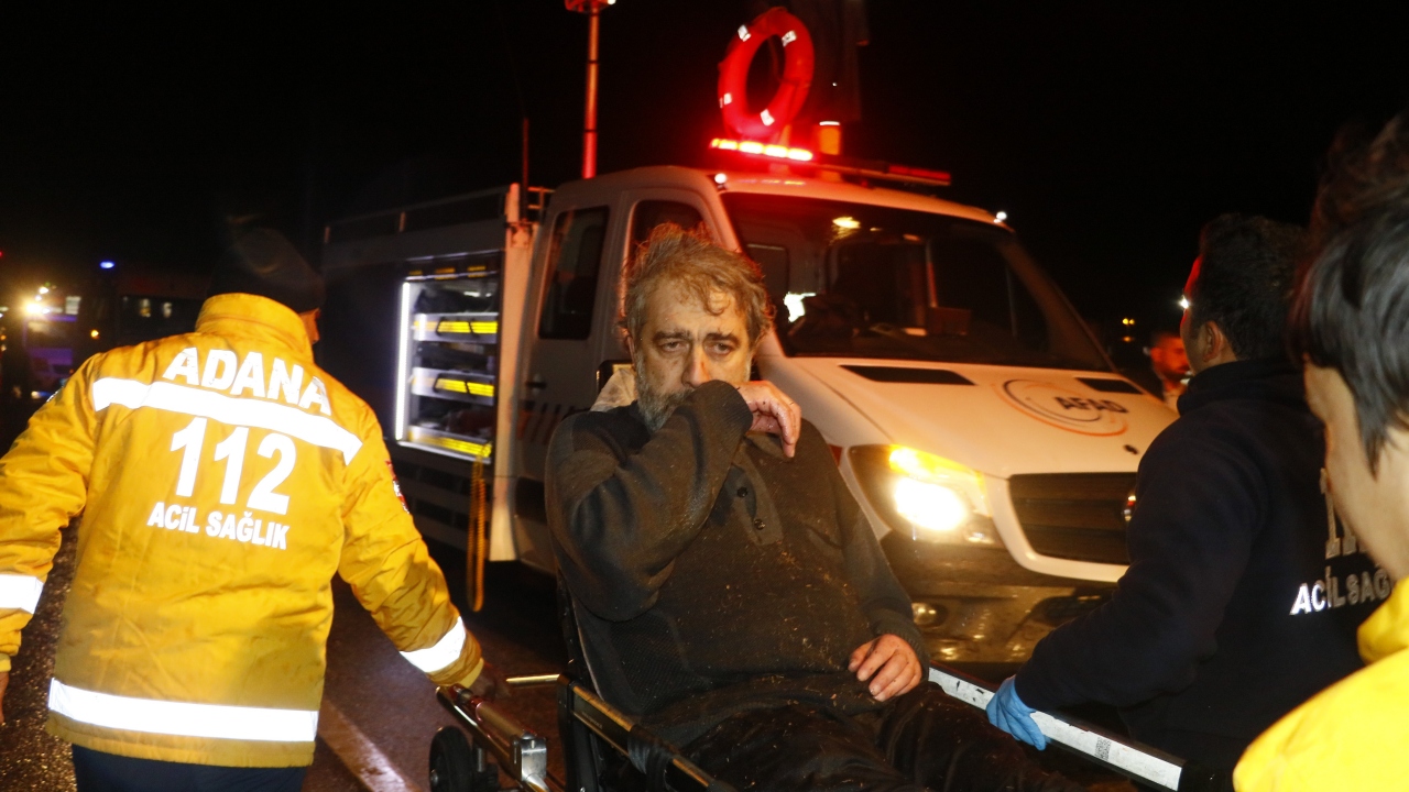 Ekipler 2 kişiyi, selin sürüklediği sazlık alandan çıkardı.