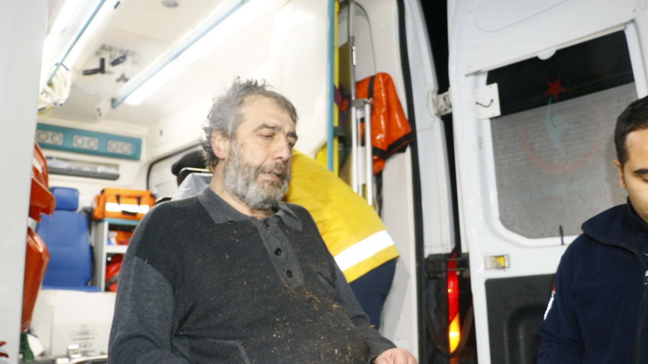 Ekiplerce selden kurtarılan 4 kişi hastanelere kaldırıldı.