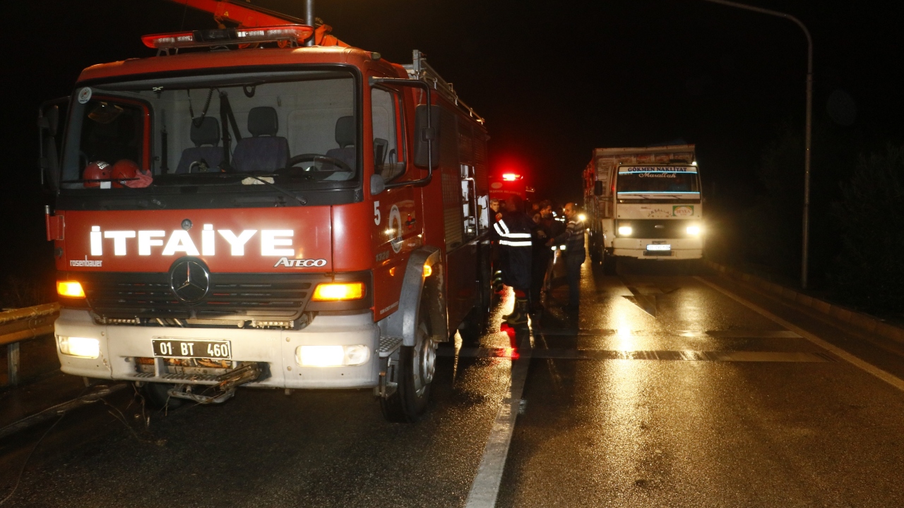 Kayıp kişilerin, sazlıklara tutunarak selde sürüklenmekten kurtulduğu öğrenildi.