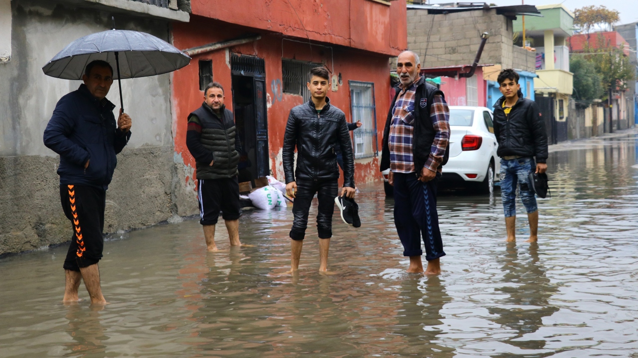 Bazı vatandaşların evlerinin içine su girmesin diye kapılarının girişine çuval ve briket koydukları görüldü.