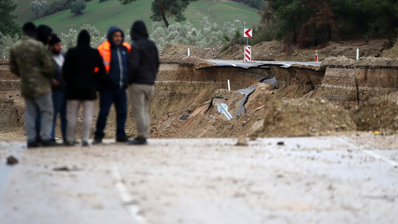 Adana`da sağanak nedeniyle yol çöktü