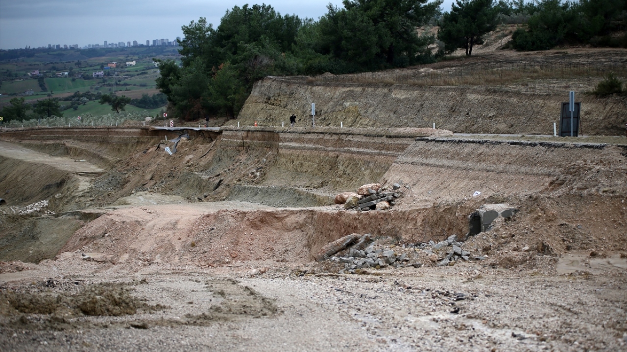 Kentte iki gündür etkisini sürdüren yağışlar nedeniyle birçok cadde ve sokağı su bastı.