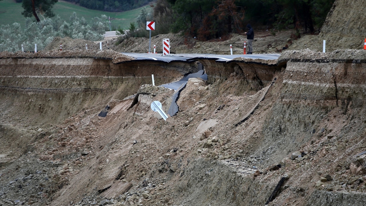 Adana ve çevresinde yaşamı olumsuz etkileyen yağışlar, D815 kara yolunun Adana`dan Kozan`a gidiş istikametinde Kılıçlı Göleti mevkisinde çökmeye sebep oldu. 