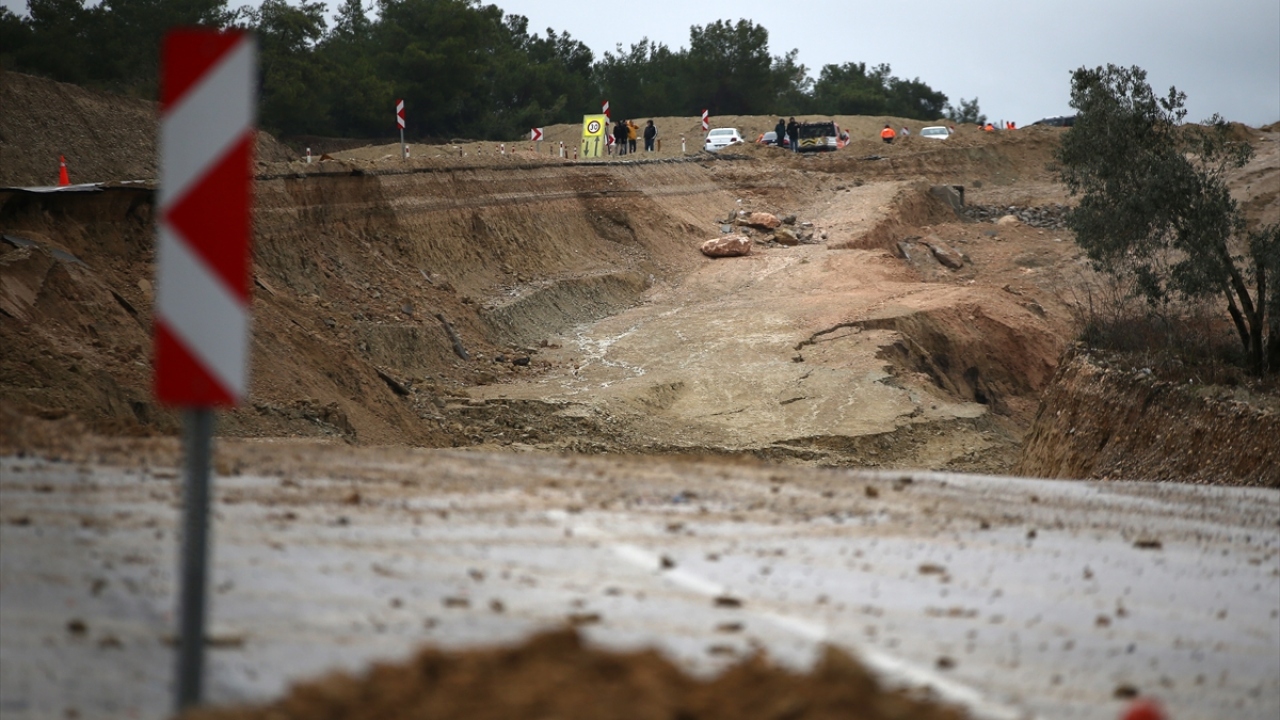 Karayolları ve jandarma ekipleri, yolu trafiğe kapatarak araçları alternatif yollara yönlendirirken çökme meydana gelen bölgede çalışma başlatıldı.