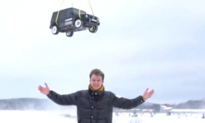 Canı sıkılan Rus blogger, cipini helikopterden attırdı