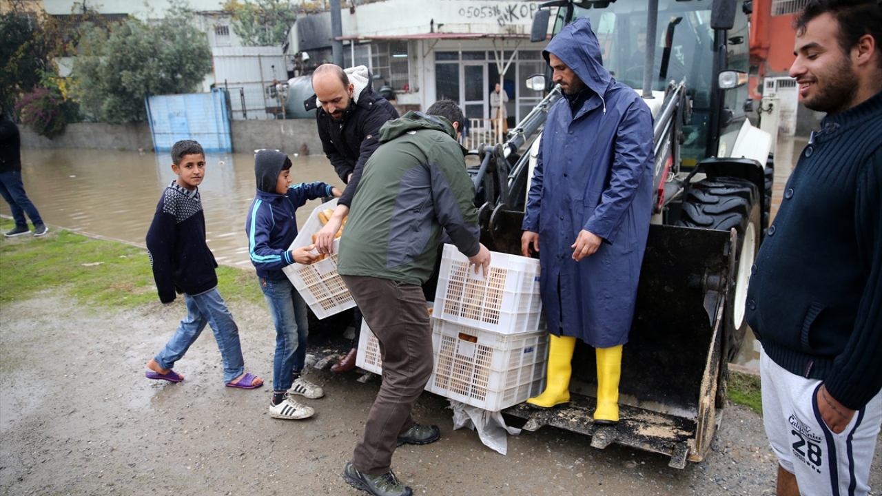 Adana�da su baskınında mahsur kalanlara iş makinesiyle ekmek dağıtıldı