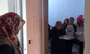 Evlerinde pişen yemeği ihtiyaç sahiplerine ulaştırıyorlar