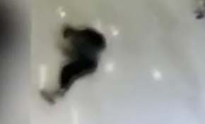 Hong Kong'da bir eylemci alışveriş merkezinin ikinci katından zemine atladı