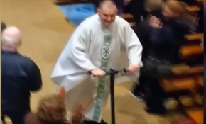 İrlanda'da bir rahip kiliseyi scooterıyla terk etti