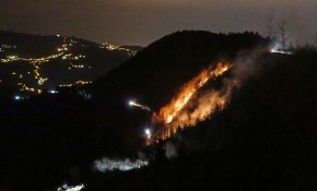 Maçka'da 100 dönümlük alanda yangın etkili oluyor