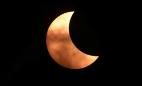 "Ateş çemberi" Güneş tutulmasını binlerce kişi izledi