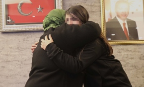 Hüsniye anne 5 yıllık hasretin ardından kızıyla kucaklaştı