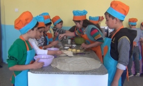 Köy okulunun minik şefleri yaşlılar için yemek hazırlıyor