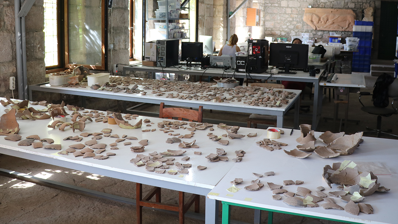 Çanakkale`nin Ayvacık ilçesine bağlı Behramkale köyü sınırları içinde kalan Antik Çağ`ın en önemli liman kentlerinden Assos`ta, 1600 yıllık kemik kolye uçları bulundu.