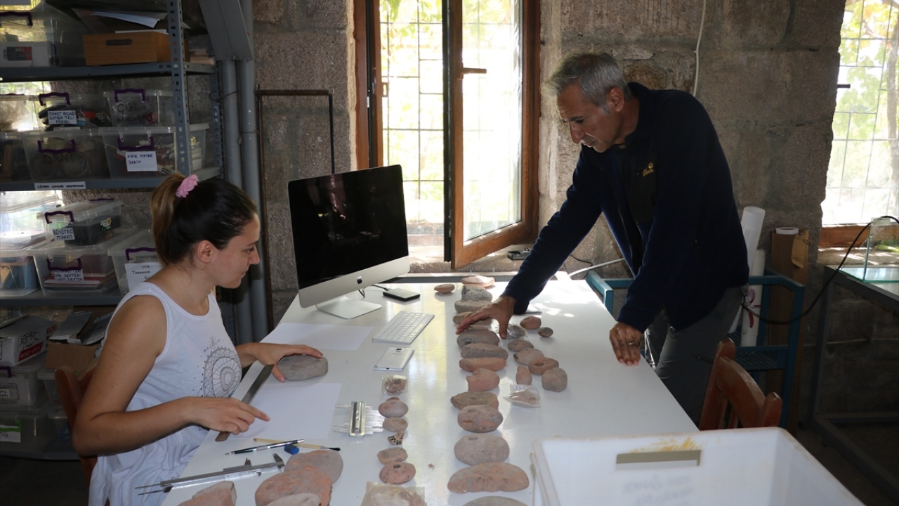 Assos Antik Kenti`nde ilk kez ABD`li arkeologların 1800`lü yıllarda gerçekleştirdiği kazılara, uzun bir aranın ardından 1981`de yeniden başlandı. Bölgede Türk bilim insanlarınca 38 yıldır kazı çalışması yürütülüyor.