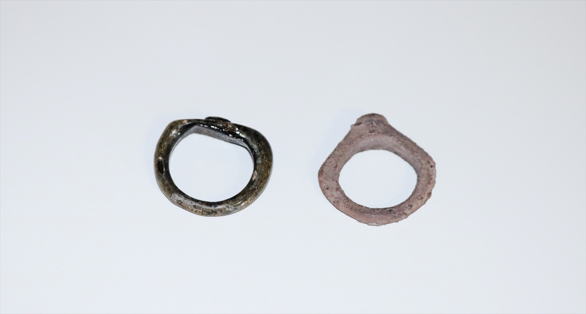 Arslan, kazılar sırasında kemikten yapılmış iki objeye rastladıklarını aktardı.