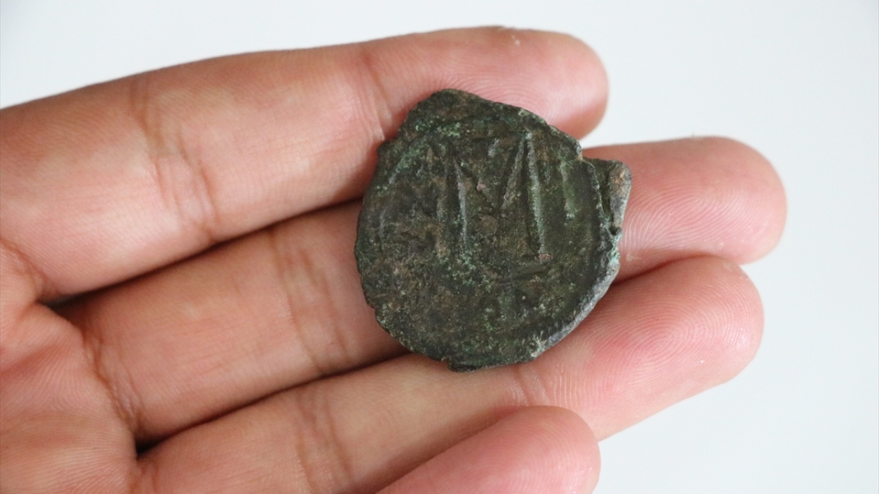 Farklı alanlarda kazılar yaptıklarını dile getiren Arslan, milattan önce 5`inci yüzyıldan başlayıp 11`inci, 12`nci asırlara hatta Osmanlı dönemine kadar giden sikkeler çıkardıklarını belirtti.