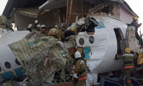 Kazakistan'da yolcu uçağı düştü