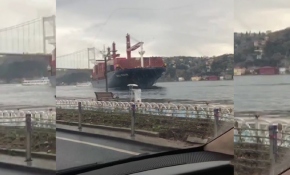 İstanbul Boğazı'nda yük gemisinin kıyıya çarpma anı kamerada