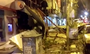 Manisa'daki fırtınada çatının uçtuğu anlar kamerada