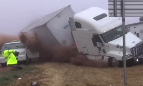 Tırın altında kalmaktan son anda kurtuldular