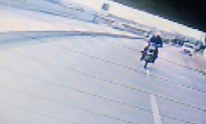 Başını otomobilin bagajına çarpan sürücü yola savruldu