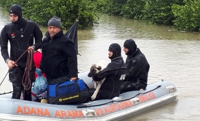 Su baskını nedeniyle mahsur kalan çift ve köpekleri botla kurtarıldı