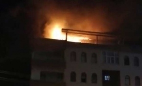 Rize'de apartmanın çatı katında yangın