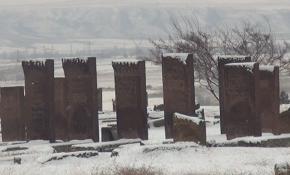 Selçuklu Meydan Mezarlığı'nda kar sonrası kartpostallık görüntüler oluştu