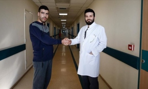 Çift kol nakili Yusuf Oğuz Şimşek doktoruyla tokalaştı