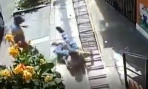 Yolu işgal eden boyacıya sinirlendi, merdivenden düşürdü