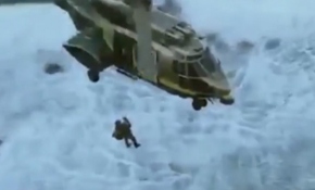 Telefonuna bakarken 30 metre yükseklikten kayalara düştü