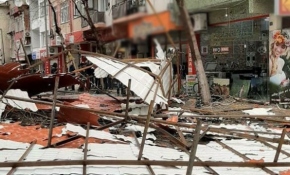 Çanakkale'de fırtına apartmanın çatısını uçurdu
