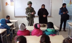 Suriyeli çocuklar okullarına dönmenin sevincini yaşıyor