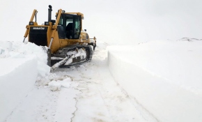 Kar ve tipi yolları kapattı