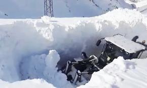 İş makinesinin boyunu aşan karda yolu açmaya çalıştılar