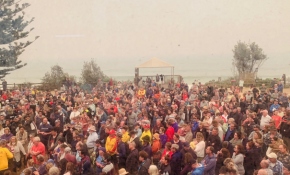 Avustralya'da yangından kaçan binlerce kişi deniz kenarlarına sığındı