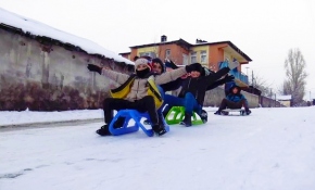 Karslı çocukların kızak eğlencesi