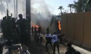 Haşdi Şabi taraftarları ABD'nin Bağdat Büyükelçiliğini ateşe verdi