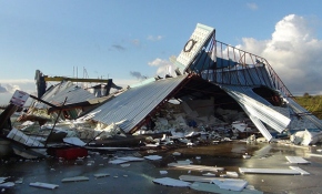Antalya'da hortum iş yerlerine ve seralara zarar verdi