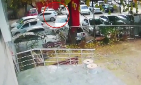 El frenini çekmeyi unuttu, aracının altında kaldı