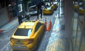 Tabela takan kişinin ikinci kattan düşme anı kameraya yansıdı