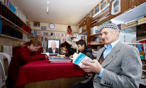 Kurduğu kütüphaneyi "çocuklar üşümesin" diye her gün ısıtıyor